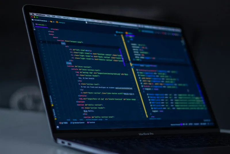 Computadora con herramientas de desarrollo de software
