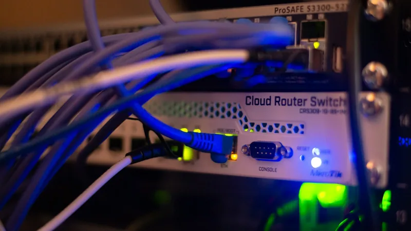 Equipo de red conectado mediante cables Ethernet