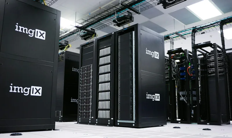 Racks de servidores como referencia de infraestructura tecnológica